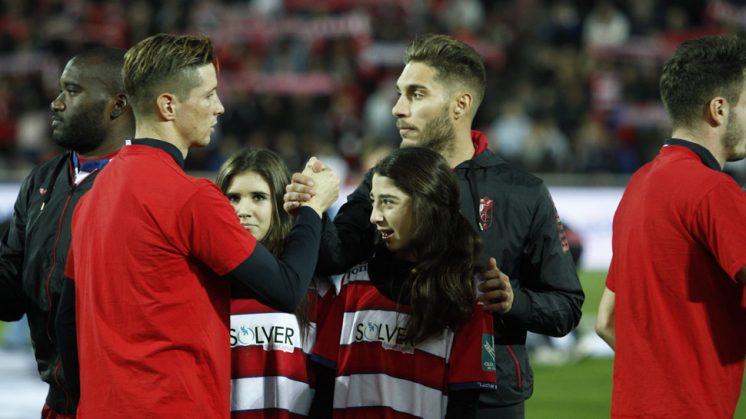Fernando Torres saluda al jugador rojiblanco Rubén Rochina, titular como media punta. Foto: Alex Cámara