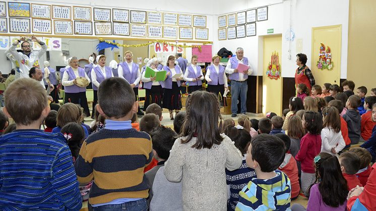 Los niños han disfrutado de los villancicos cantados por los mayores. Foto: Ayuntamiento / aG