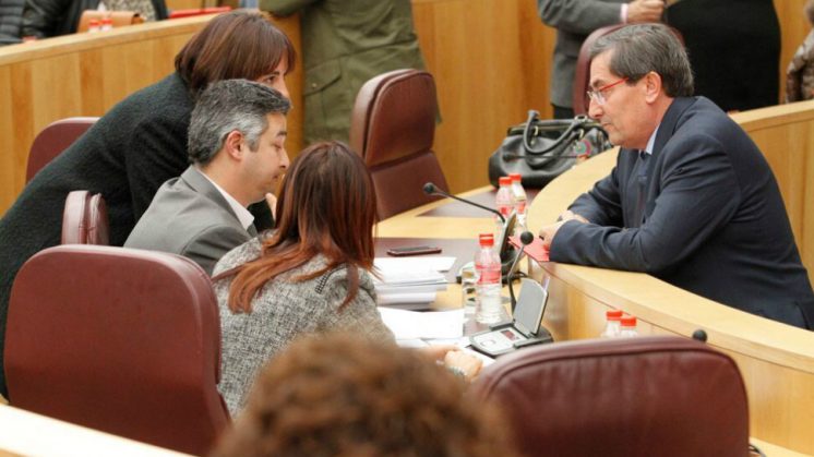 El presidente de la Diputación, José Entrena, durante el pleno en el que se han aprobado los presupuestos para 2016. Foto: Álex Cámara