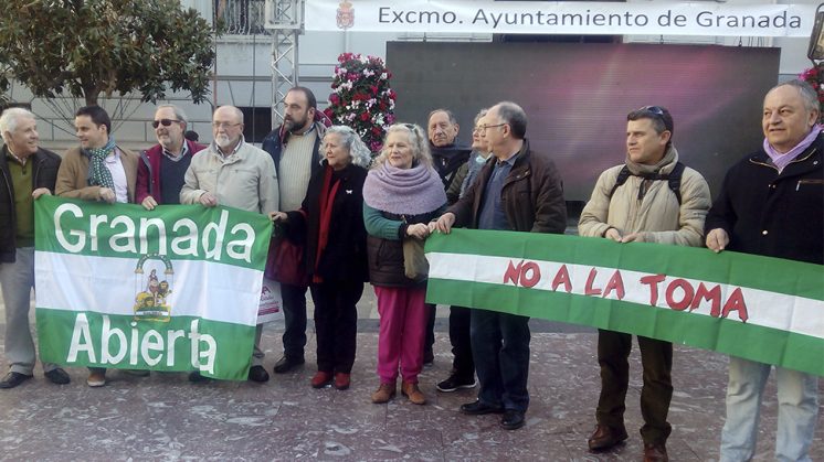 Los miembros de la Plataforma Granada Abierta dicen "No a la Toma" en la Plaza del Carmen. Foto: N.S.L.