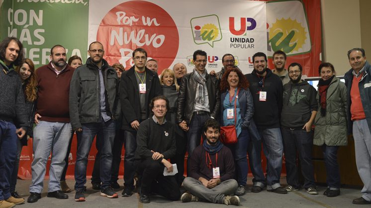 El número 1 de UP-IU por Granada al Congreso, Diego Castillo, junto a su equipo de campaña en la noche electoral. Foto: aG