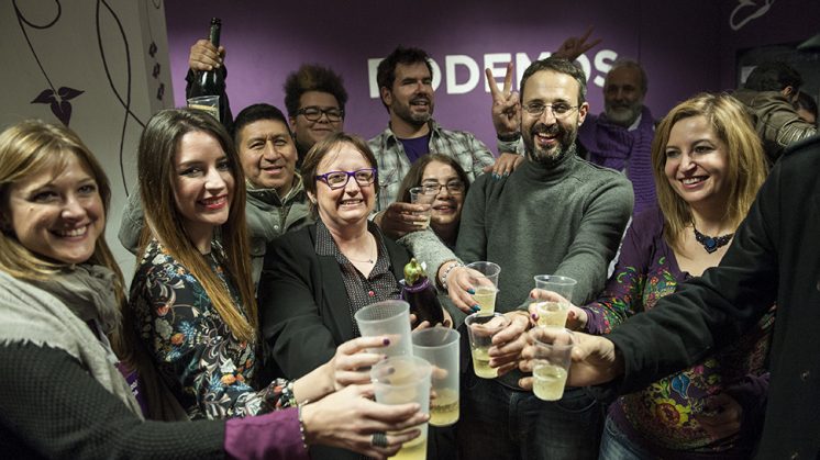 Los integrantes de Podemos celebran el resultado que les da un diputado en Granada. Foto: Alejandro Romero