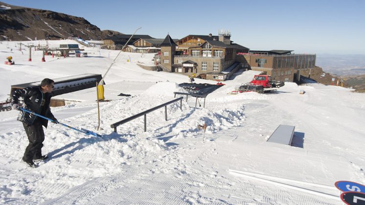 Este snowpark provisional se completa con un salto con aterrizaje en colchoneta. Foto: Sierra Nevada