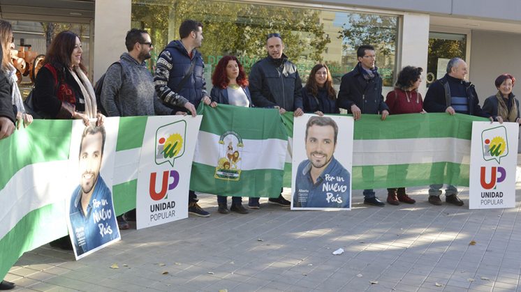 UP-IU ha desplegado una bandera andaluza en homenaje a todos los andaluces que salieron a las calles el 4 de diciembre de hace 38 años. Foto: aG
