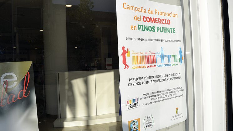 Cartel que promociona la compra en los comercios de Pinos Puente. Foto: Ayuntamiento / aG