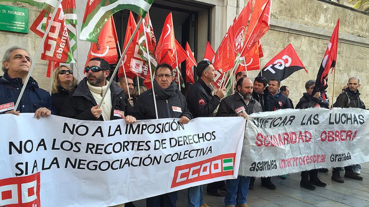 Representantes sindicales se han concentrado ante la sede de la Junta en Granada. Foto: L. F. R. 