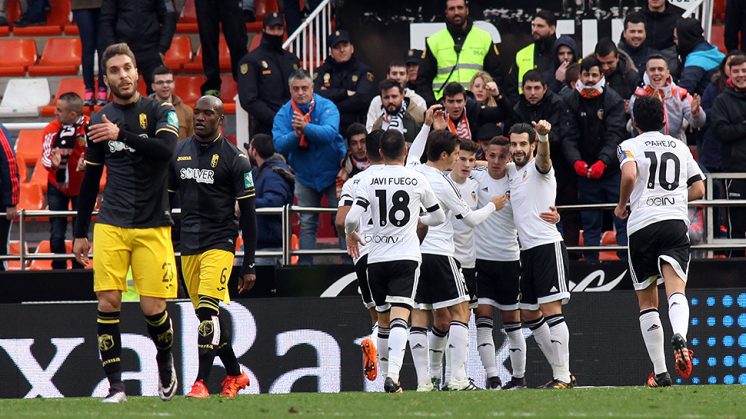 Los jugadores valencianistas celebran uno de sus goles al Granada. Foto: LOF
