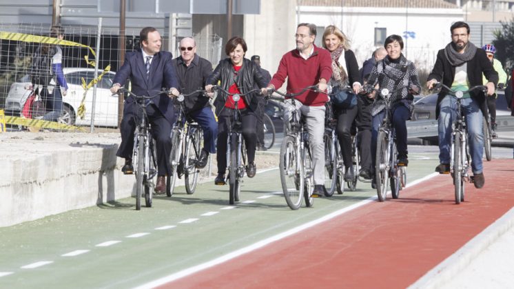 El consejero de Fomento, Felipe López, subido en bicicleta para estrenar el nuevo tramo de carril bici que llega a Granada desde Ogíjares. Foto: Álex Cámara
