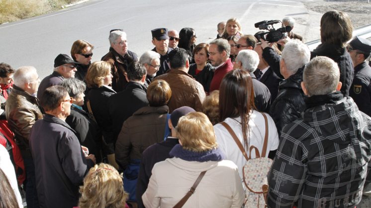 El consejero de Fomento, Felipe López, junto a la delegada de Gobierno, Sandra García, en el encuentro con los vecinos del Zaidín. Foto: Álex Cámara