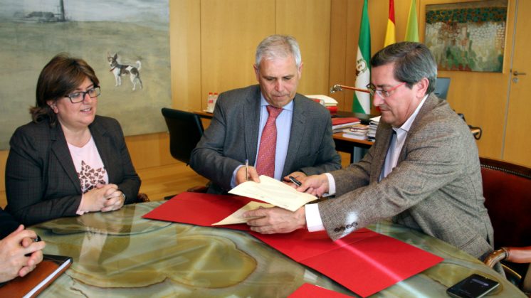 El presidente de la Diputación firma este convenio de promoción y difusión de la agroalimentación granadina. Foto: J. Grosso | Dipgra