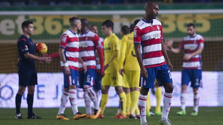 Foulquier, en primer plano a la derecha, se lamenta del gol del Villarreal. Foto: LOF