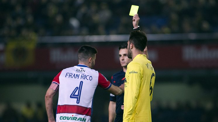 Fran Rico vio la cartulina amarilla en un lance del partido. Foto: LOF