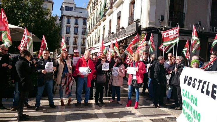 Miembros del sector de hostelería y de CCOO se han manifestado este miércoles en defensa de sus derechos. Foto: aG