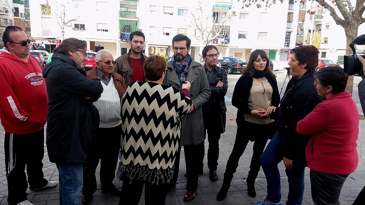 Los concejales del PSOE han abordado la situación con vecinos del barrio. Foto: PSOE / aG