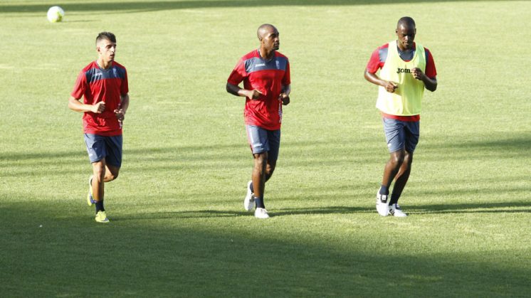 Musavu King, a la derecha, en un entrenamiento junto a Foulquier y Jaadi Nabil. Foto: Álex Cámara