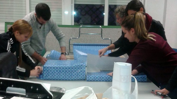Los voluntarios preparan los regalos para los más pequeños. Foto: Ayuntamiento / aG