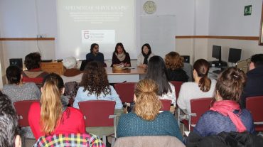 Un total de 20 alumnos de la UGR completan su formación en los centros sociales de Diputación