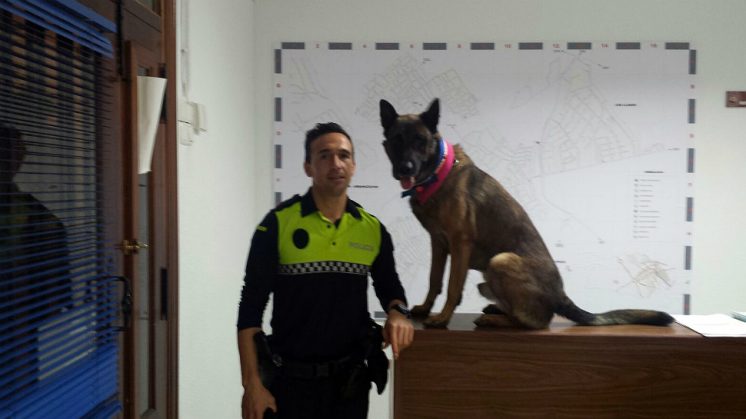 Un responsable de la Unidad Canina Antidrogas de la Policía Local de Las Gabias junto con el perro Drei, que participará en la jornada de este sábado. Foto: aG 
