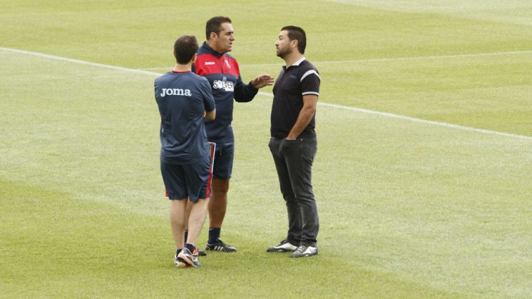 Sandoval conversa con el director deportivo del Granada CF, Juan Carlos Cordero. Foto: Álex Cámara