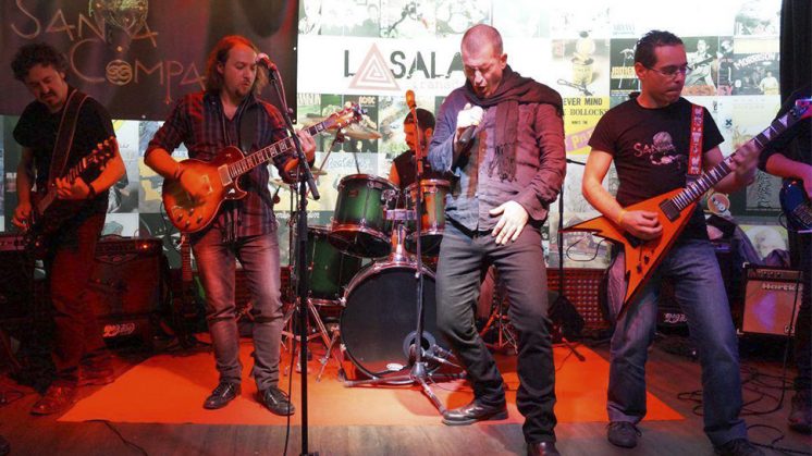 El grupo de rock vegueño Santa Compaña, encargado del concierto didáctico, en una de sus actuaciones. Foto: aG