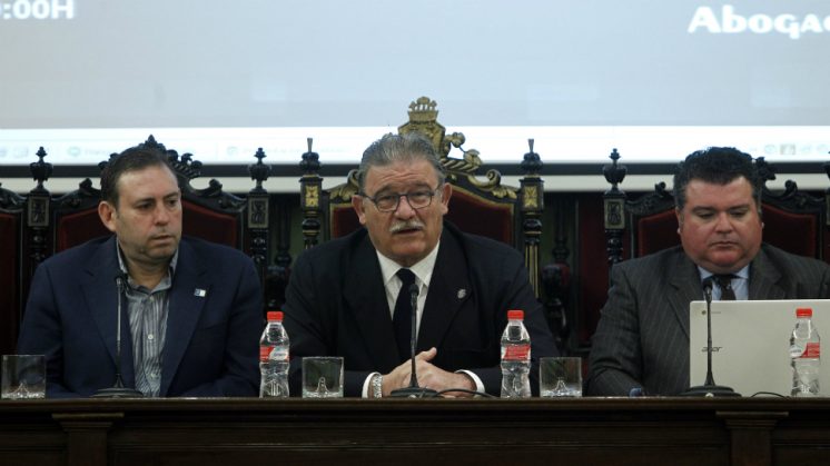 El alcalde de Jun (primero a la izquierda) encabeza la lista de los políticos más influyentes del país en redes sociales. Foto: aG