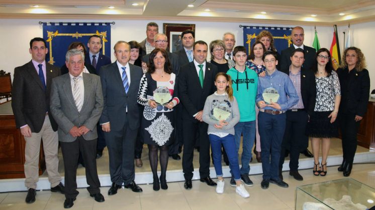 El alcalde, Francisco Rodríguez, agradece a los premiados por "dejar a Alhendín en buen lugar en ámbitos tan diversos como el cultural, el deportivo, el social o el humano".   Foto: aG