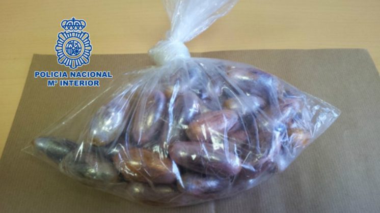 Las "bellotas" de hachís encontradas por la Policía Nacional en la mochila del detenido. Foto: Policía Nacional