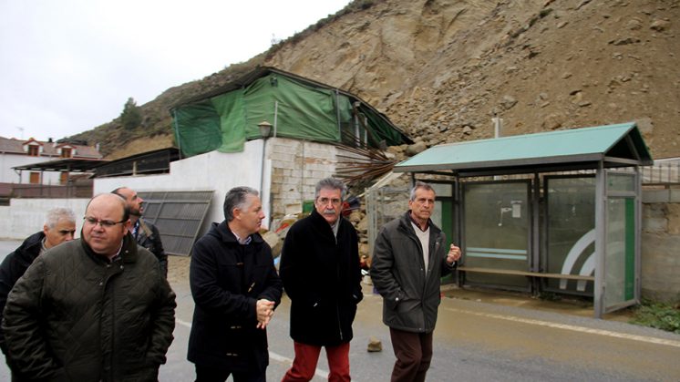 El alcalde de Pinos Genil, junto al de Güéjar Sierra y otros cargos han visitado los trabajos. Foto: Dipgra / aG