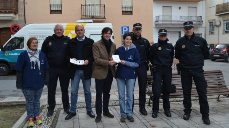 Agentes de la Policía Local de Churriana de la Vega con sus dos nuevos dispositivos. Foto: Ayuntamiento Churriana