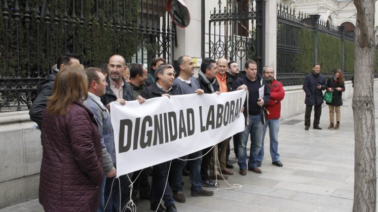 La plataforma sindical de la prisión de Albolote se ha manifestado este martes ante la Subdelegación del Gobierno. Foto: Álex Cámara