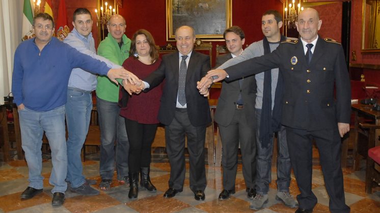 El alcalde de Granada, José Torres Hurtado, y el concejal de Personal, José Antonio Fuentes, junto a los representantes de seis de los siete sindicatos del Ayuntamiento. Foto: Javier Algarra
