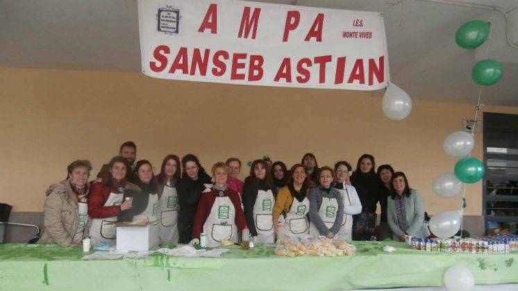 Miembros de las AMPAS de los centros educativos completaron el desayuno con zumos, batidos, jamón o tomate. Foto: aG