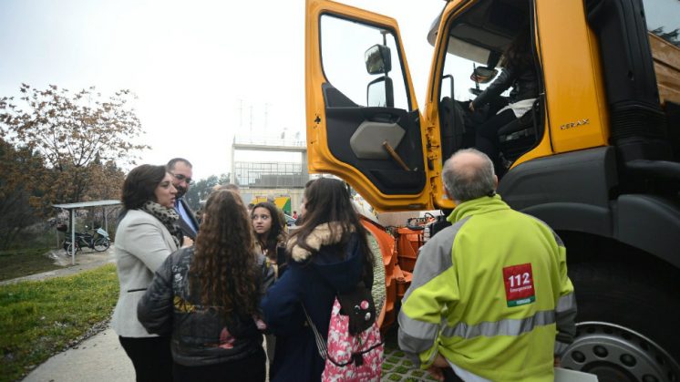 Los escolares han visitado las instalaciones y conocido el material con el que trabaja el 112 de Granada. Foto: aG