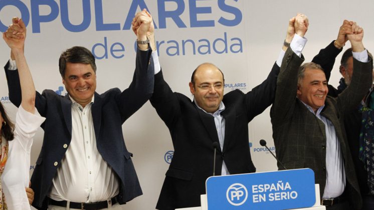 Carlos Rojas, a la izquierda de la imagen, celebra la victoria electoral junto al presidente provincial. Foto: Álex Cámara