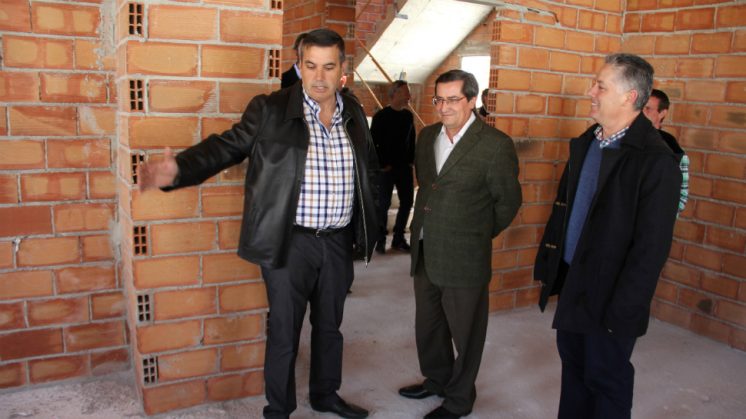Entrena ha visitado las obras de la nueva casa consistorial de Albuñán. Foto: Dipgra | aG