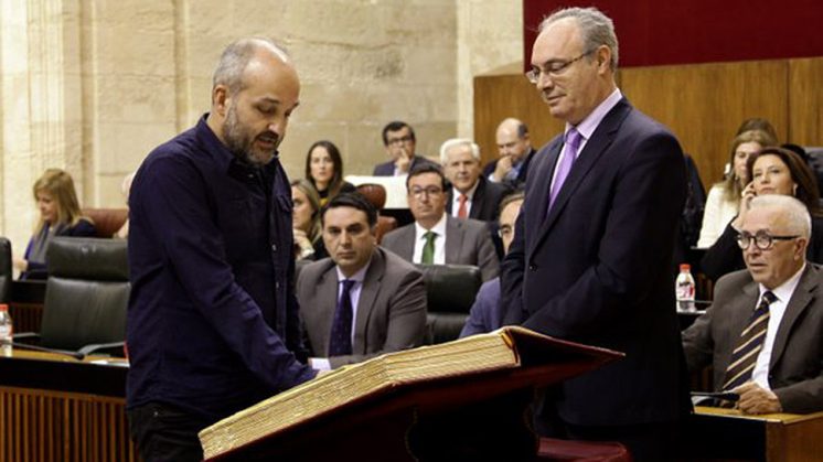 El nuevo parlamentario andaluz por Granada, en el momento de la toma de posesión. Foto: Parlamento de Andalucía / aG