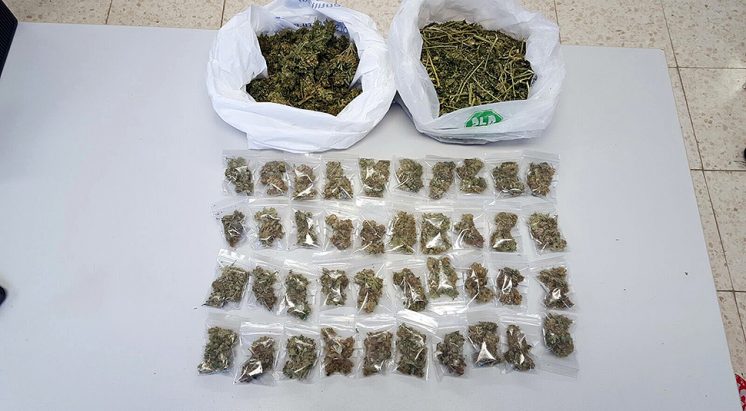 Los agentes se han incautado de dos kilos de cogollos de marihuana. Foto: Ayuntamiento / aG