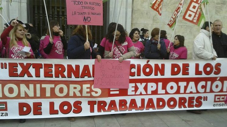 Los monitores de Educación Especial, concentrados a la puerta de la Delegación de Educación en Granada. Foto: aG