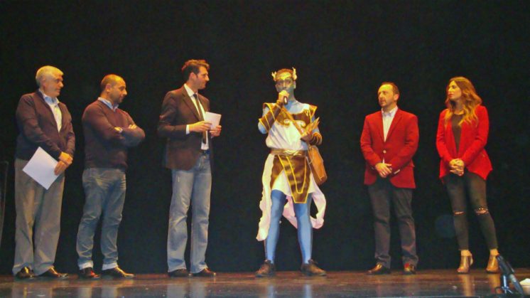 Un miembro de la comparsa El Mensajero recoge el primer premio del certamen. Foto: aG