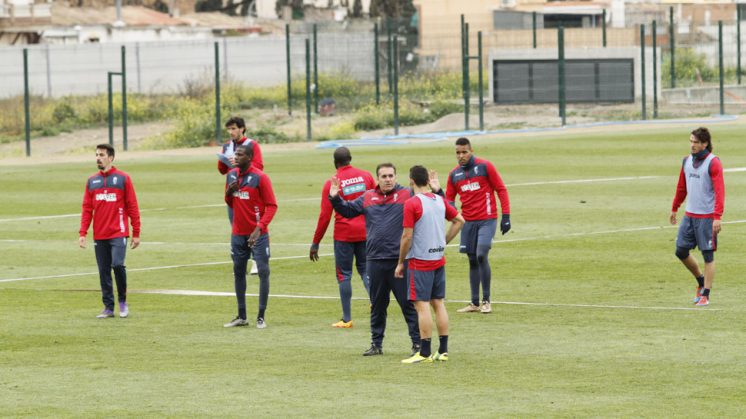 Sandoval da indicaciones a Barral durante el entrenamiento. Foto: Álex Cámara
