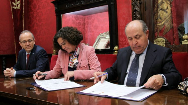 La rectora de la UGR, Pilar Aranda Ramírez, y el alcalde de Granada, José Torres Hurtado, han suscrito este lunes el convenio de colaboración. Foto: aG 