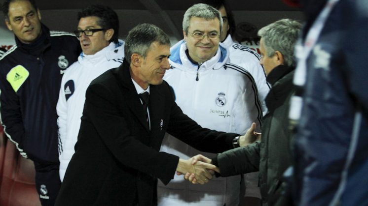 Lucas Alcaraz saludó a Mourinho antes del Granada CF - Real Madrid, partido en el que debutó como entrenador de los rojiblancos. Foto: Álex Cámara