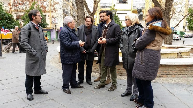 El portavoz del grupo socialista en el Ayuntamiento, Francisco Cuenca, ha realizador estas declaraciones en su visita al barrio de Los Doctores. Foto: aG
