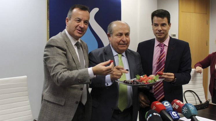 El alcalde de Granada, José Torres Hurtado, junto al delegado de Salud, Higinio Almagro, y el director gerente de la compañía, Federico Sánchez. Foto: aG