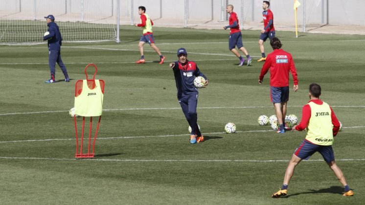 José González incide en el aspecto defensivo en su primer entrenamiento