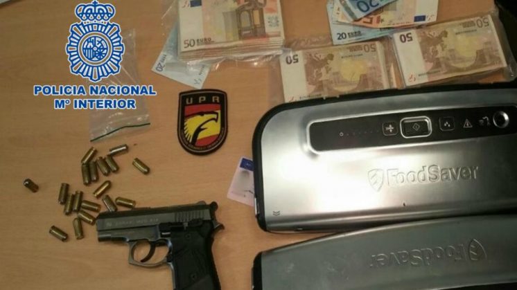 El arma y el dinero encontrado en el vehículo de los tres detenidos. Foto: Policía Nacional