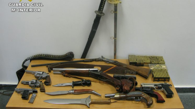 Algunas de las armas que poseía el detenido. Foto: aG | Guardia Civil