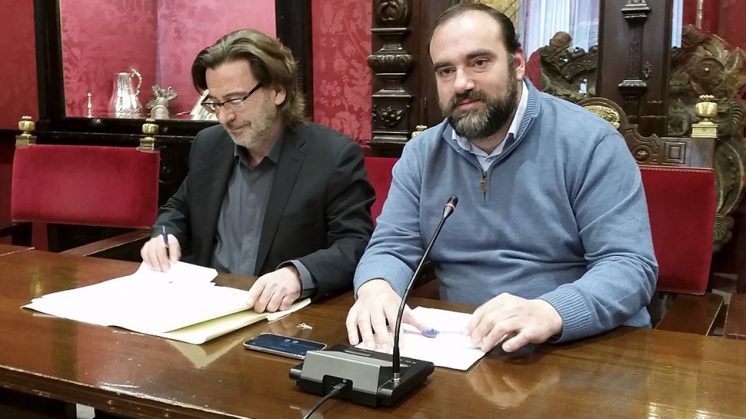 Los ediles de PSOE e IU, Baldomero Olvier y Francisco Puentedura, en uno de los momentos de la comparecencia. Foto: aG