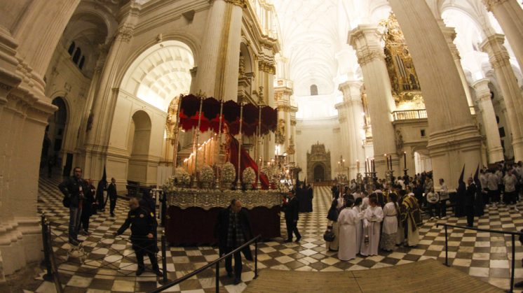 La Hermandad de La Lanzada se quedó en Catedral debido a la incertidumbre meteorológica. Foto: Álex Cámara 