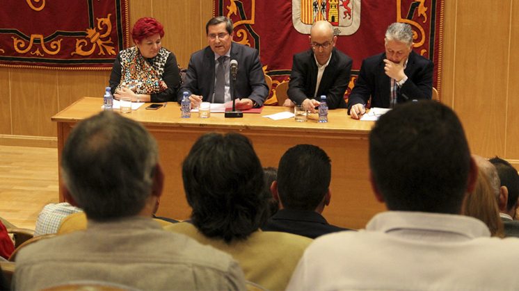 La reunión con los alcaldes del Área Metropolitana se ha desarrollado en el Instituto América de Santa Fe. Foto: J. Grosso / Diputación de Granada